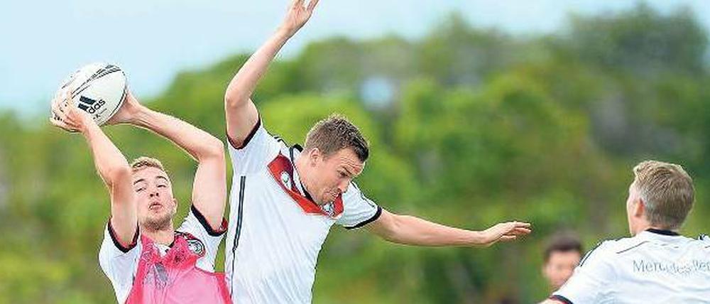 Eiertanz: Ersatzspieler wie Kramer (links) und Großkreutz (Mitte) bekommen gerade nur beim Rugby Spielpraxis.