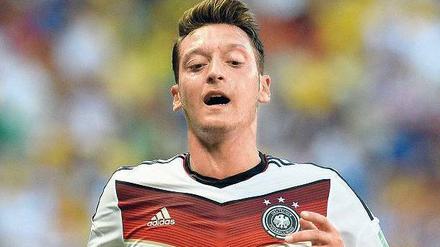 Mesut Özil will nicht fasten und mit seinem linken Fuß endlich zaubern.