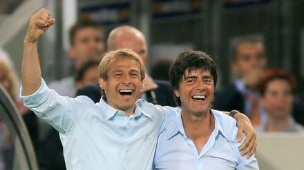 Gute Zeiten. Jürgen Klinsmann (links) und Joachim Löw bei der WM 2006. Sollten diese beiden jetzt wie Feinde denken, bloß weil es der Spielplan so will?