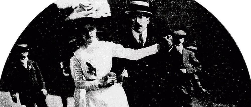 Berlin von der Rolle. Sonntags geht’s zum „Skating“ in den Grunewald: Rollschuhfahren wird 1909 zum Volkssport – auch dank vieler neuer Asphaltstraßen in der Stadt.