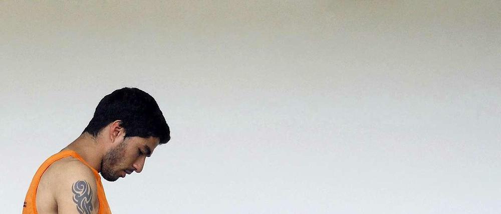 Abreise: Uruguay-Stürmer Luis Suárez verlässt das Quartier seiner Mannschaft und tritt die Heimreise an, nachdem ihn die Fifa für neun Pflichtspiele sperrte. 