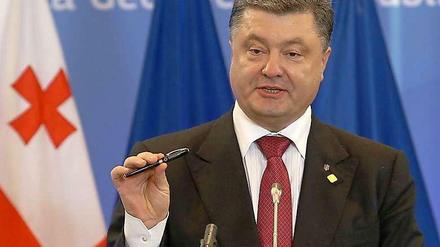 Poroschenko unterschrieb mit einem besonderen Füller.