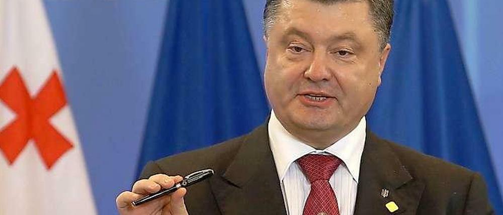 Poroschenko unterschrieb mit einem besonderen Füller.