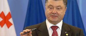 Poroschenko unterschrieb mit einem besonderen Füller.