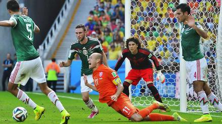 Halb getroffen, halb gefallen. Arjen Robben gibt alles für Oranje - und das wird belohnt.