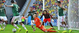 Halb getroffen, halb gefallen. Arjen Robben gibt alles für Oranje - und das wird belohnt.
