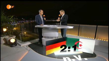 Nach dem 2:1-Sieg der deutschen Mannschaft über Algerien analysieren Oliver Welke (l.) und Oliver Kahn im ZDF das Spiel. 