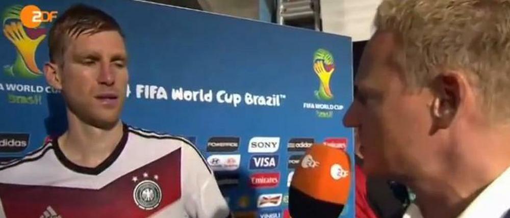 Nach dem zähen Sieg gegen Algerien reagiert Per Mertesacker genervt auf die Fragen von ZDF-Reporter Boris Büchler.