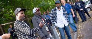 Drei der Flüchtlinge in der Gerhart-Hauptmann-Schule geben am Freitagnachmittag eine Pressekonferenz vor dem Gelände der Schule.