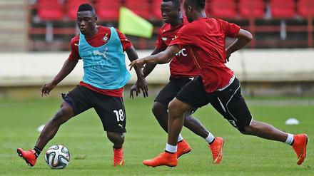 Keine Ruhe im Umfeld. Abdul Majeed Waris (links) und Kollegen beim Training.