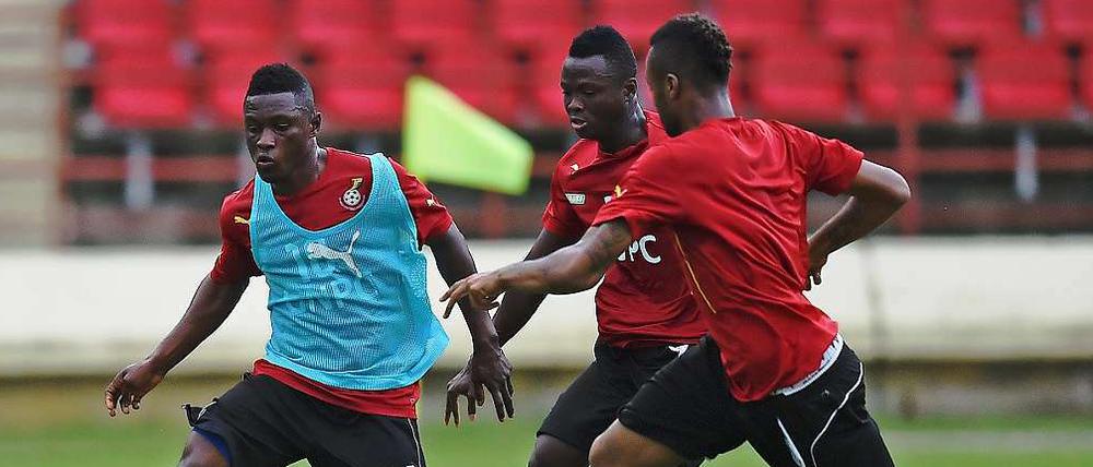 Keine Ruhe im Umfeld. Abdul Majeed Waris (links) und Kollegen beim Training.