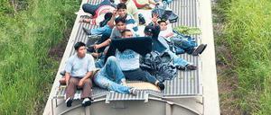 Gefährliche Fahrt: Jeden Tag versuchen hunderte Menschen, auf den Dächern von Zügen den Süden Mexikos zu erreichen. Ihr Endziel sind die USA.