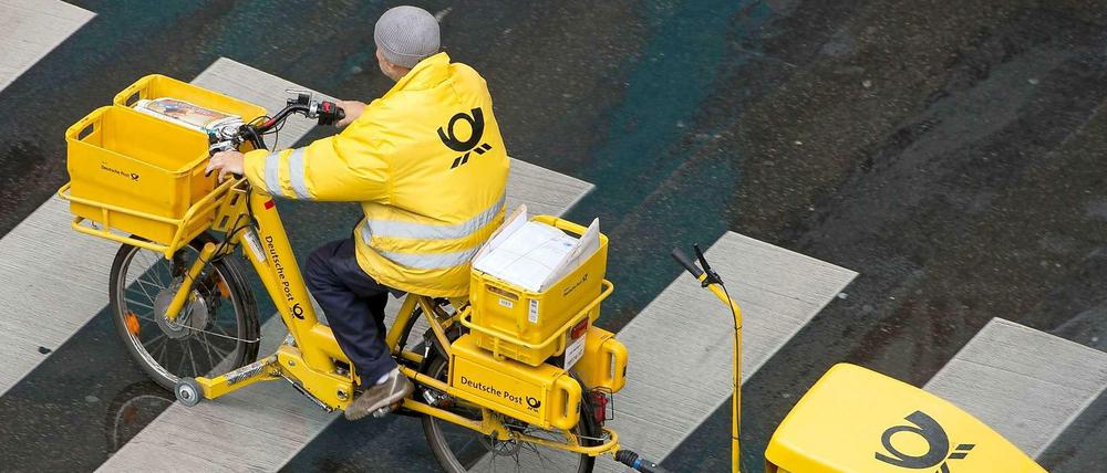 Damit der Postboote die Briefe auch mitnimmt, müssen Verbraucher ab 2015 möglicherweise ein wenig mehr zahlen.