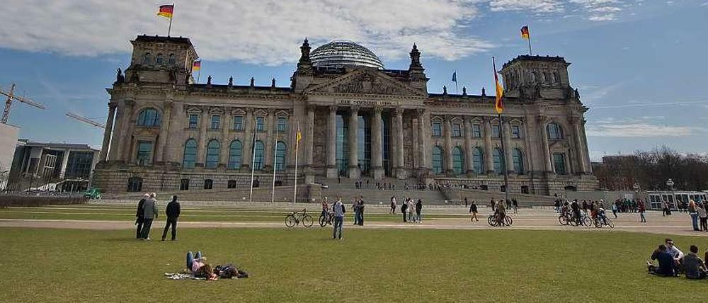 Grün sieht anders aus. Die Wiese im Sommer vor dem Reichstag.