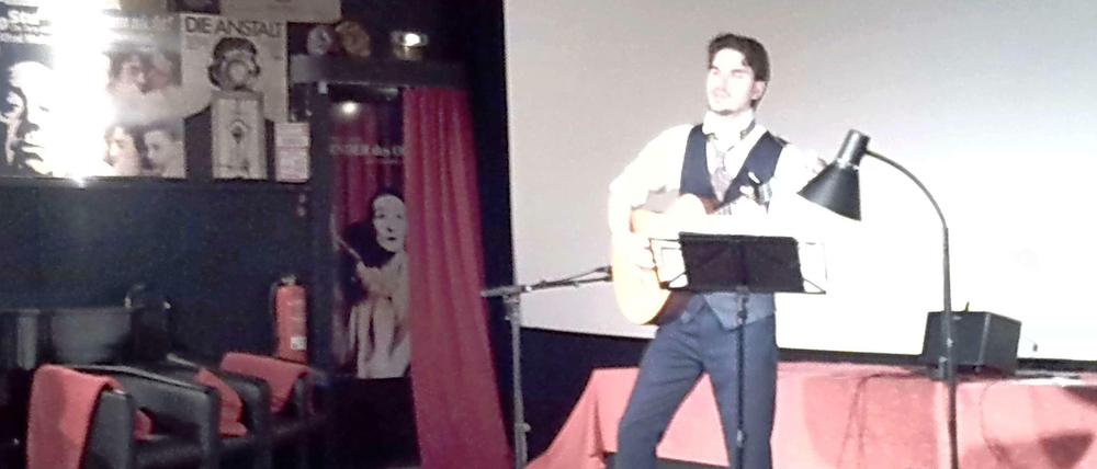 Ungewöhnlicher Ort für ein Konzert, und das auch noch zur Mittagszeit. Das Bali-Kino in Zehlendorf, zu sehen Countertenor Stefan Görgner.