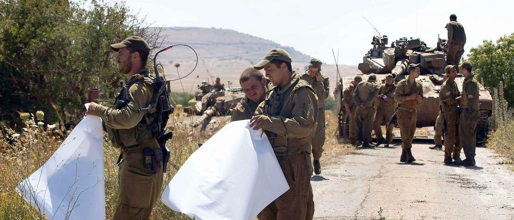 Israelische Soldaten mit Landkarten beobachten die Grenze zu Syrien.