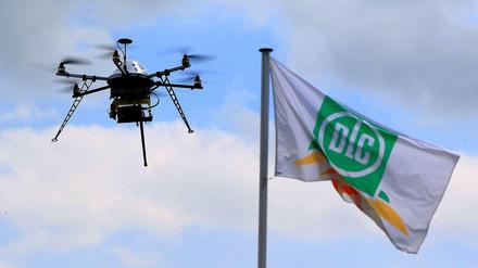 Drohne überm Feld. Der Präsident der Deutschen Landwirtschafts-Gesellschaft (DLG), Carl-Albrecht Bartmer, meint, der Datenschutz sei eher "in Städten ein hochsensibles Thema".