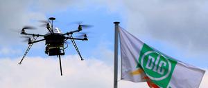 Drohne überm Feld. Der Präsident der Deutschen Landwirtschafts-Gesellschaft (DLG), Carl-Albrecht Bartmer, meint, der Datenschutz sei eher "in Städten ein hochsensibles Thema".