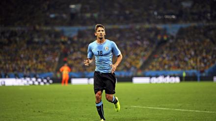 Eng, enger, Uruguay. Das Trikot von Gaston Ramirez zeigt einen durchtrainierten Spielerkörper. Gegen Kolumbien reichte es jedoch nicht.