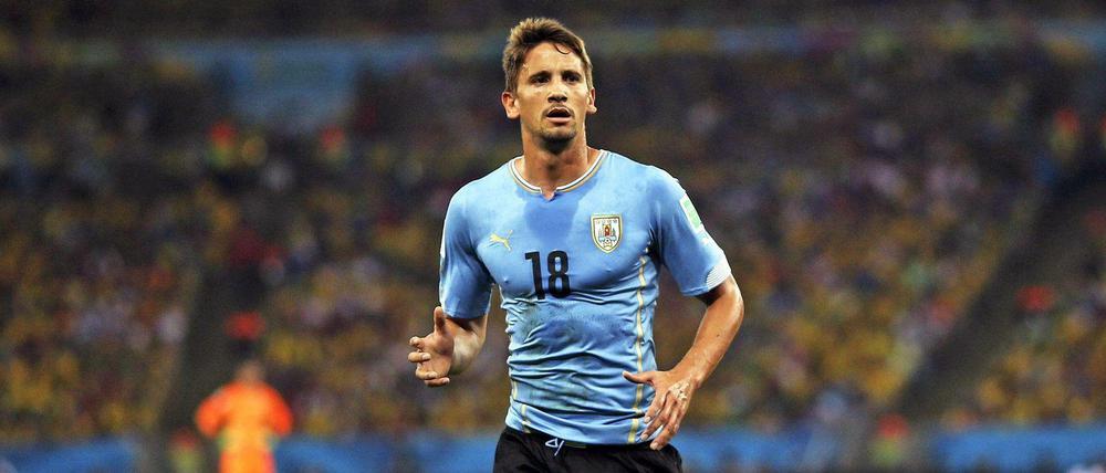 Eng, enger, Uruguay. Das Trikot von Gaston Ramirez zeigt einen durchtrainierten Spielerkörper. Gegen Kolumbien reichte es jedoch nicht.