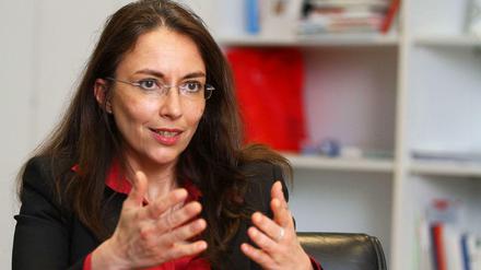 Yasmin Fahimi ist seit Anfang des Jahres Generalsekretärin der SPD. Die Tochter einer deutschen Mutter und eines iranischen Vaters hat zuvor bei der Industriegewerkschaft Bergbau - Energie - Chemie (IG BCE) gearbeitet, mit dessen Vorsitzendem Michael Vassiliadis sie auch privat verbunden ist. 