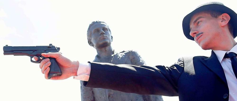 Spektakel zum Jahrestag. Eine Freilichtaufführung soll in Sarajewo an das Attentat des serbischen Nationalisten Gavrilo Princip erinnern. Die Szene zeigt einen Schauspieler in der Rolle des Attentäters vor einer Statue des Attentäters.