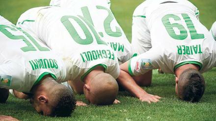 Hoher Druck auf den algerischen Spielern vor dem Achtelfinale gegen Deutschland. Millionen Muslime, Fußball-Fans, viele Imame und Journalisten diskutieren ob sie fasten sollen oder nicht. 