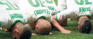Hoher Druck auf den algerischen Spielern vor dem Achtelfinale gegen Deutschland. Millionen Muslime, Fußball-Fans, viele Imame und Journalisten diskutieren ob sie fasten sollen oder nicht. 