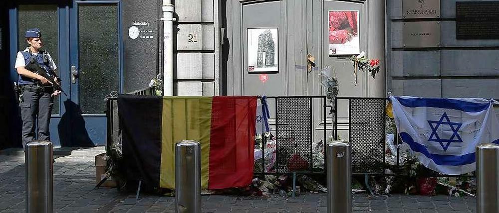 Polizisten bewachen den Eingang. In Brüssel überfiel der Dschihadist Mehdi Nemmouche das Jüdische Museum, vier Menschen starben.