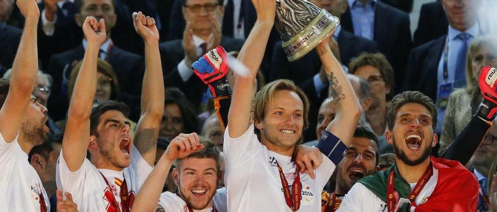 Gilt so ein stattlicher Pokal eigentlich als Handgepäck? Der FC Sevilla und sein Pokal.