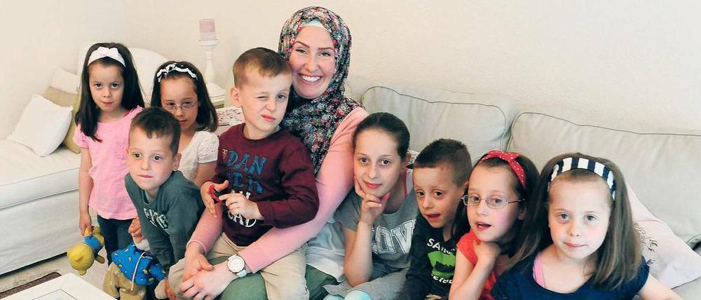 Kinderriegel. Roksana Temiz und ihre Kinder Zeynep, Esma, Ahmed, Malik-Musa, Meryem, Adem, Rana, Zehra (von links). Weiteren Nachwuchs wollen sie und ihr Mann jetzt nicht mehr, sagt Temiz.