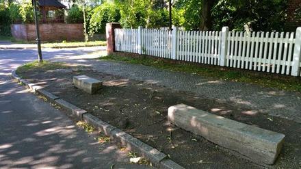 In der Sven-Hedin-Straße Ecke Glockenstraße liegen neuerdings Monolithen, die so groß sind wie Pyramidenlegosteine.