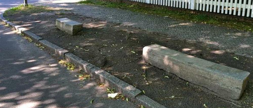 In der Sven-Hedin-Straße Ecke Glockenstraße liegen neuerdings Monolithen, die so groß sind wie Pyramidenlegosteine.