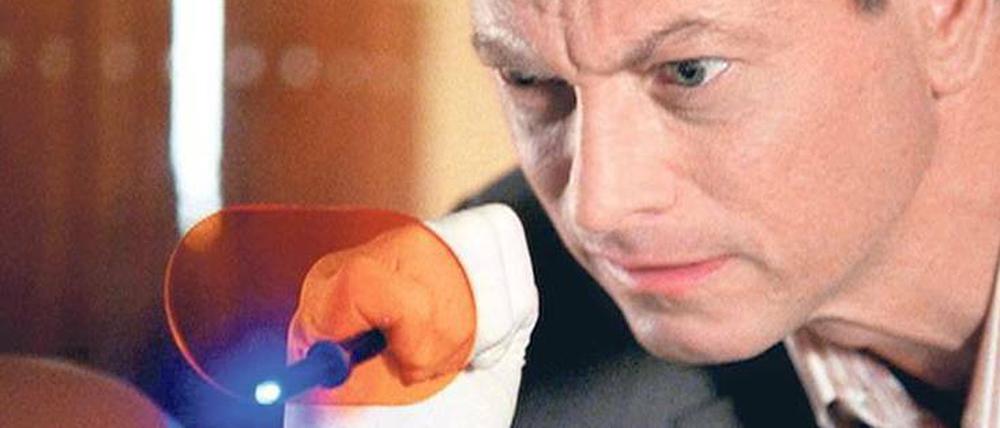 Mist, wo ist das Kabel? Gary Sinise in "CSI: New York"