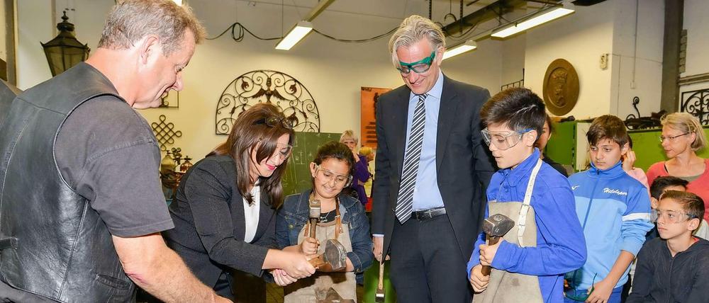 Senatorin Dilek Kolat mit Schülerin und Stephan Schwarz, Präsident der Handwerkskammer Berlin, in der Lehrschmiede des OSZ Konstruktionsbautechnik, das eine Schulpatenschaft mit der Otto-Wels-Grundschule eingeht..