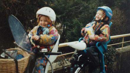 Ein Kind hinten, ein Kind vorne - seit 20 Jahren lebt die Familie unserer Autorin ohne Auto.