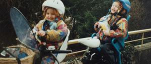 Ein Kind hinten, ein Kind vorne - seit 20 Jahren lebt die Familie unserer Autorin ohne Auto.