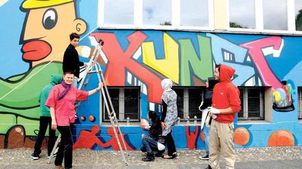 Sprüh-Kunst. Schüler und Lehrer des Weddinger Diesterweg-Gymnasiums gestalten die Schulfassade mit Graffiti.