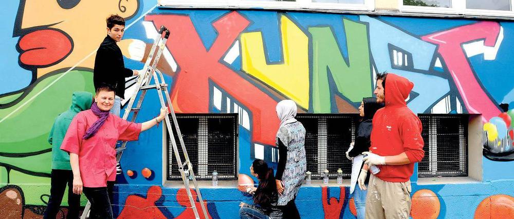 Sprüh-Kunst. Schüler und Lehrer des Weddinger Diesterweg-Gymnasiums gestalten die Schulfassade mit Graffiti.