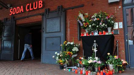 Soda Club in Prenzlauer Berg: Blumen und Kerzen in Gedenken an den ermordeten Türsteher. 