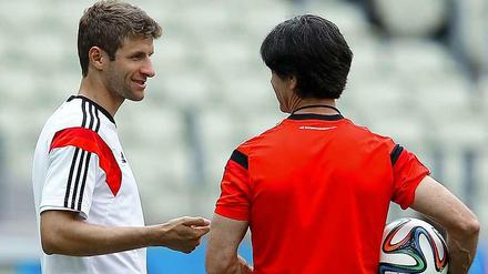 Was ich Dir sagen wollte. Bundestrainer Joachim Löw tauscht sich vor dem WM-Spiel gegen Ghana mit Spieler Thomas Müller aus. 