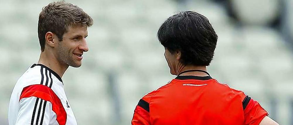 Was ich Dir sagen wollte. Bundestrainer Joachim Löw tauscht sich vor dem WM-Spiel gegen Ghana mit Spieler Thomas Müller aus. 