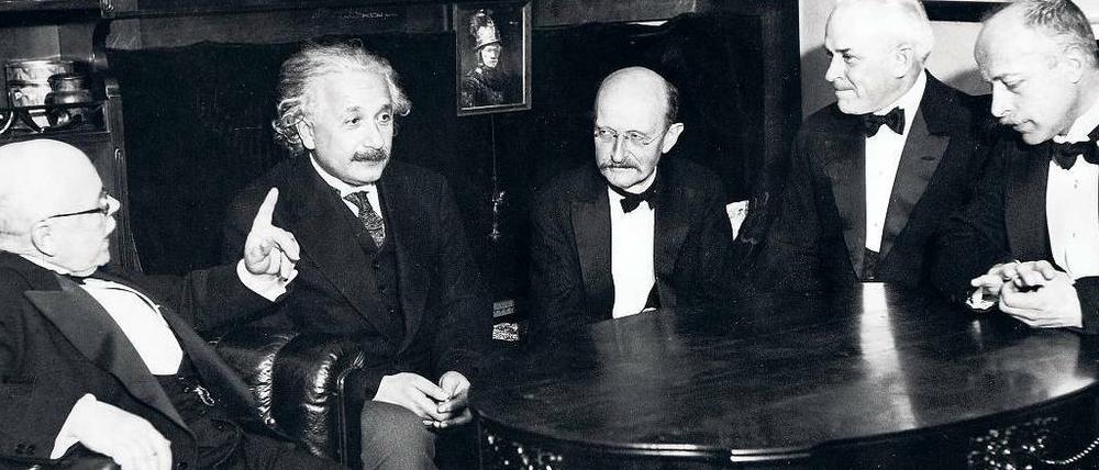 Die Nobelpreisträger Walther Nernst , Albert Einstein, Max Planck, Robert Millikan und Max von Laue (von links nach rechts) im Gespräch.
