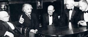 Die Nobelpreisträger Walther Nernst , Albert Einstein, Max Planck, Robert Millikan und Max von Laue (von links nach rechts) im Gespräch.