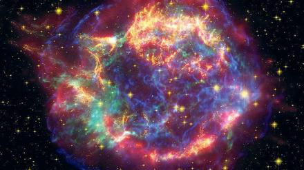 Ein Foto der Supernova Cassiopeia A. Das Beobachten entfernter Supernovas war wegweisend für die Entdeckung, dass das Universum sich ausdehnt.
