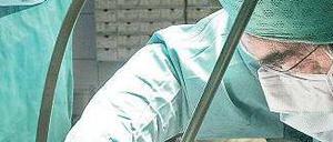 Operationen sind oft riskant – und dabei passieren Fehler, die Folgen haben können. Die Zahl der Todesfälle ist aber laut Statistik sehr gering. 