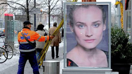 Stadtmöblierung. Alle paar hundert Meter begegnen einem in Berlin Plakatwände von Wall. Bald stehen wieder Ausschreibungen für die Hauptstadt an.
