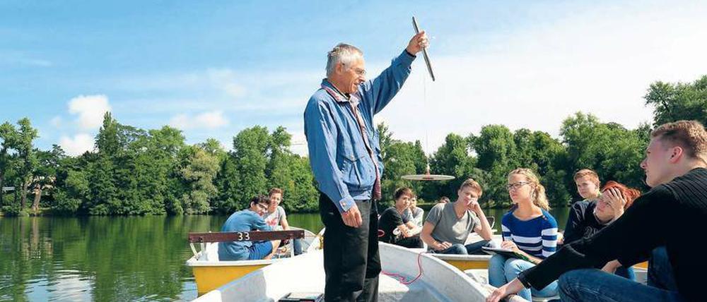Georg Kubsch erklärt den Teilnehmern des Sommerkurses die Funktion eines Messgeräts.