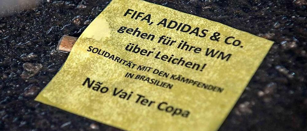 Protest gegen die Fußball-WM und deren Sponsoren