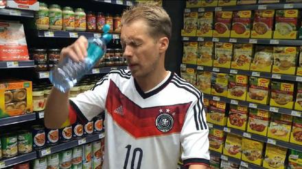 "Ich verstehe die Fragen nicht". Comedian Oliver Pocher mit einer Mertesacker-Parodie.